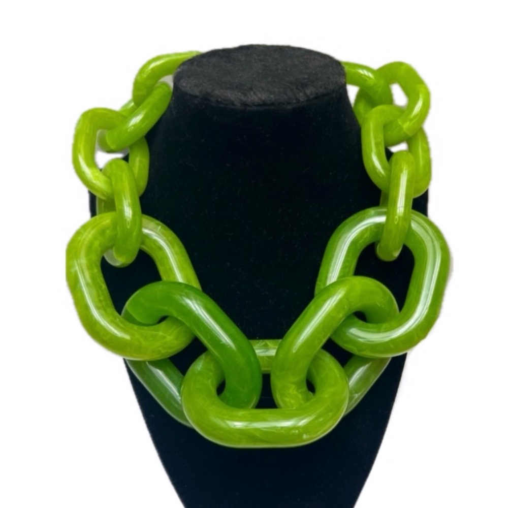 NWT ⚜️💚⚜️ Piper K Stunning Green Resin Chunky  Statement Necklace
